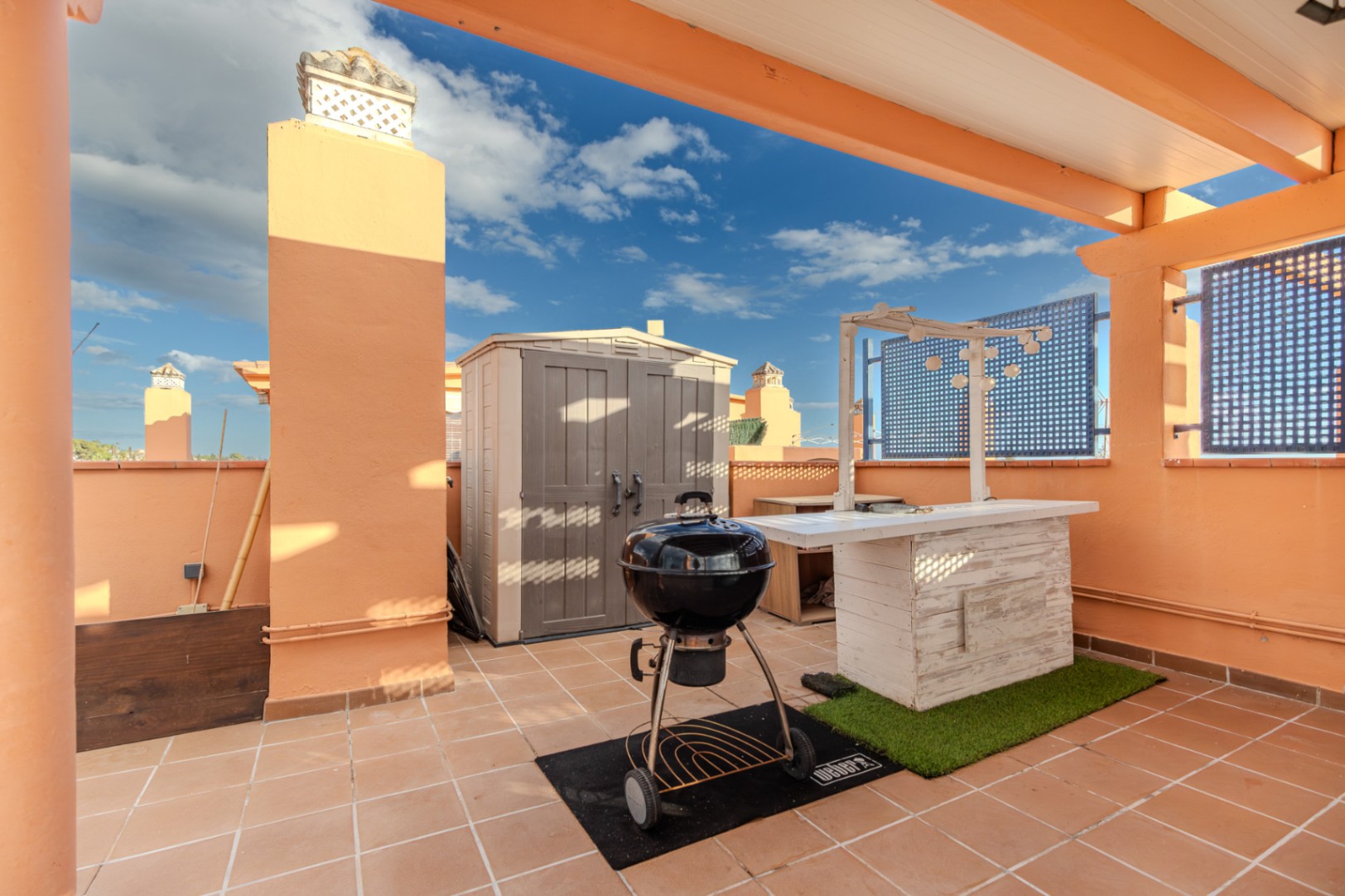 Ático en venta de 3 dormitorios en Marbella con terraza amplia