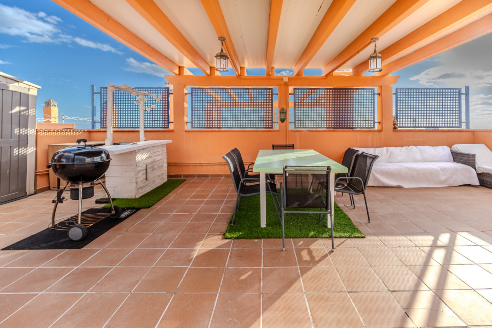 Ático en venta de 3 dormitorios en Marbella con terraza amplia