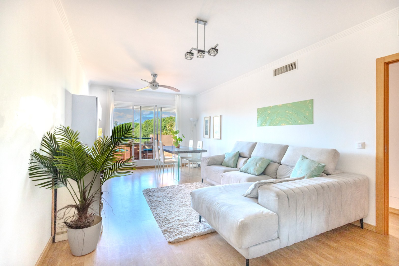 Ático en venta de 3 dormitorios en Marbella con terraza amplia