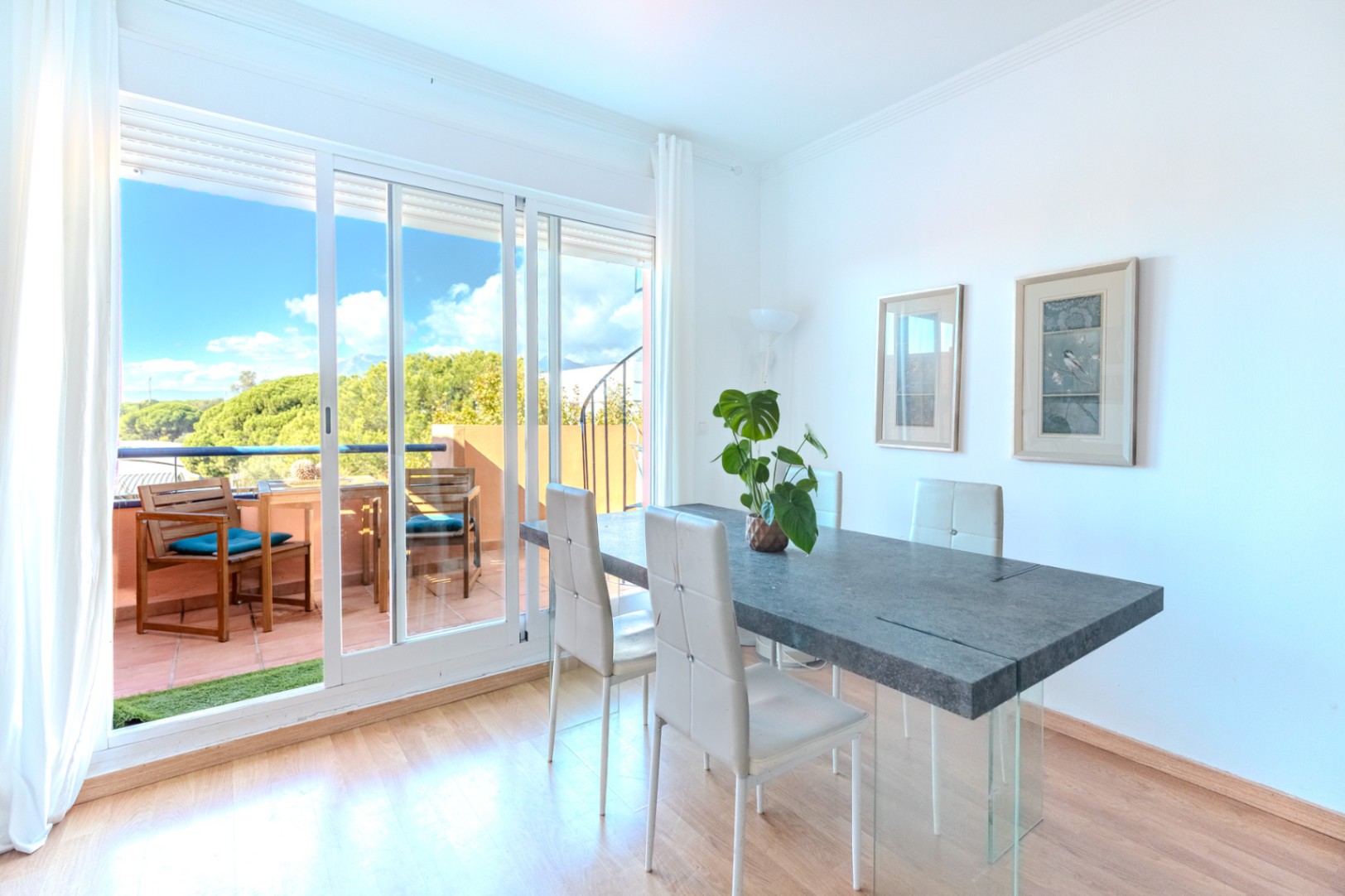 Ático en venta de 3 dormitorios en Marbella con terraza amplia