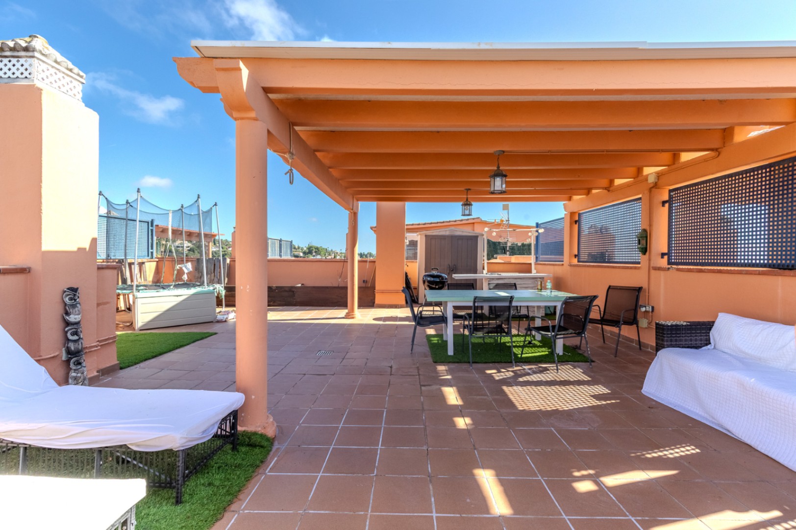 Ático en venta de 3 dormitorios en Marbella con terraza amplia