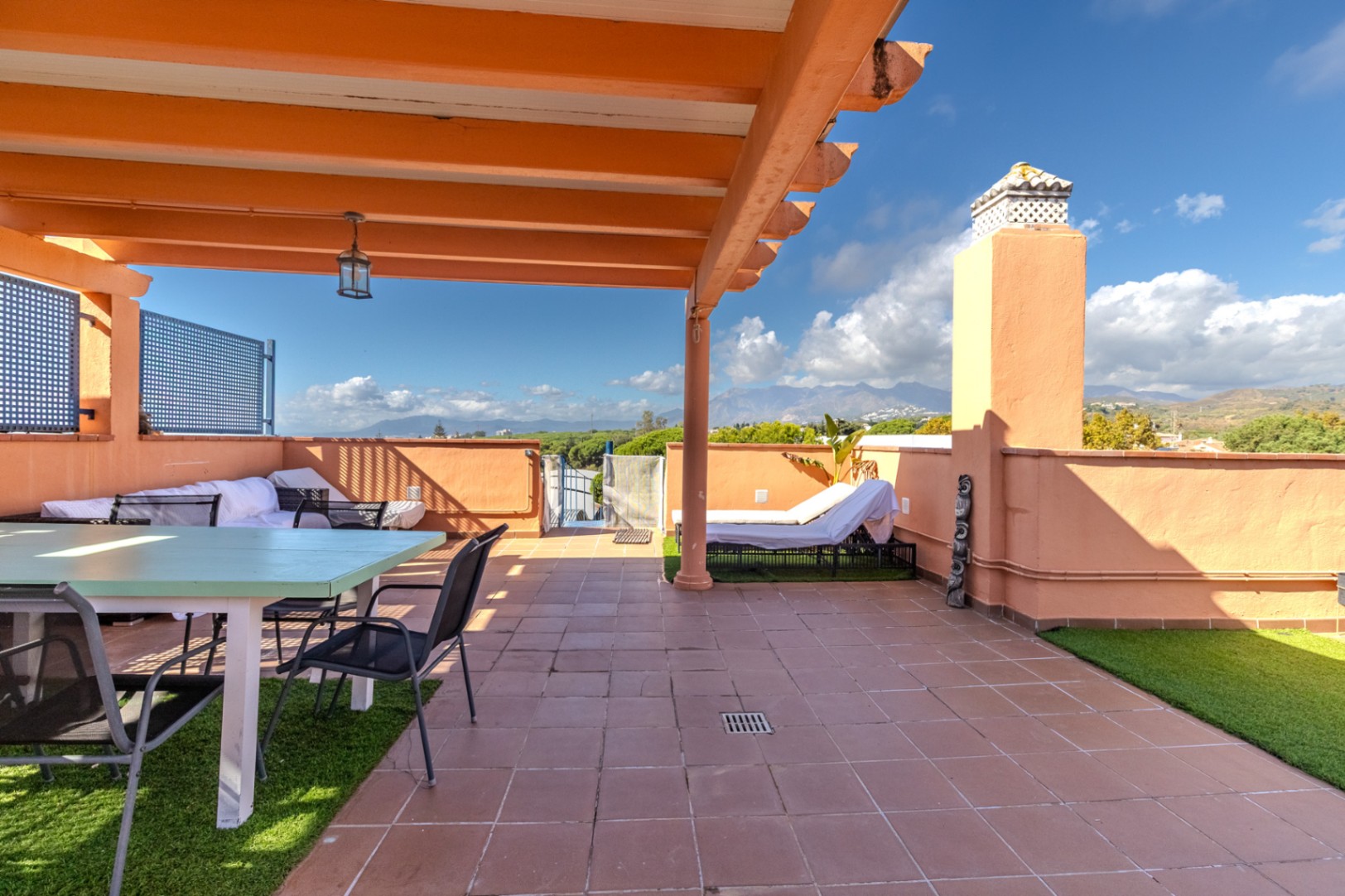 Ático en venta de 3 dormitorios en Marbella con terraza amplia