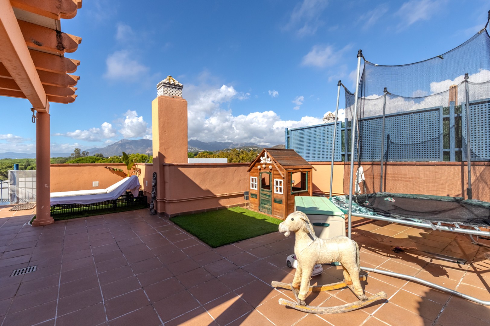 Ático en venta de 3 dormitorios en Marbella con terraza amplia