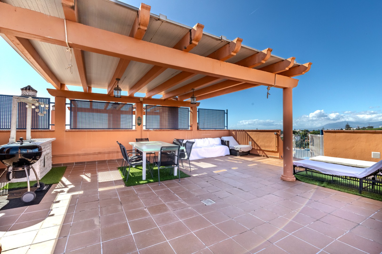 Ático en venta de 3 dormitorios en Marbella con terraza amplia