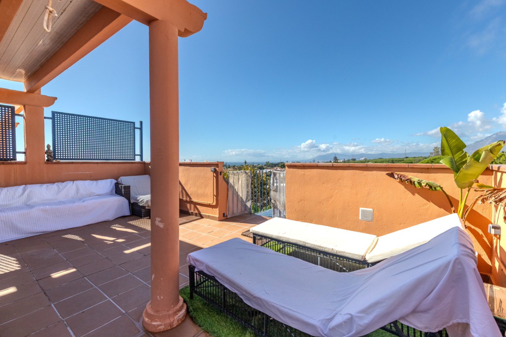 Ático en venta de 3 dormitorios en Marbella con terraza amplia