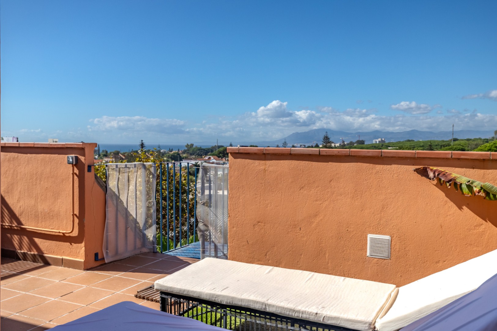 Ático en venta de 3 dormitorios en Marbella con terraza amplia