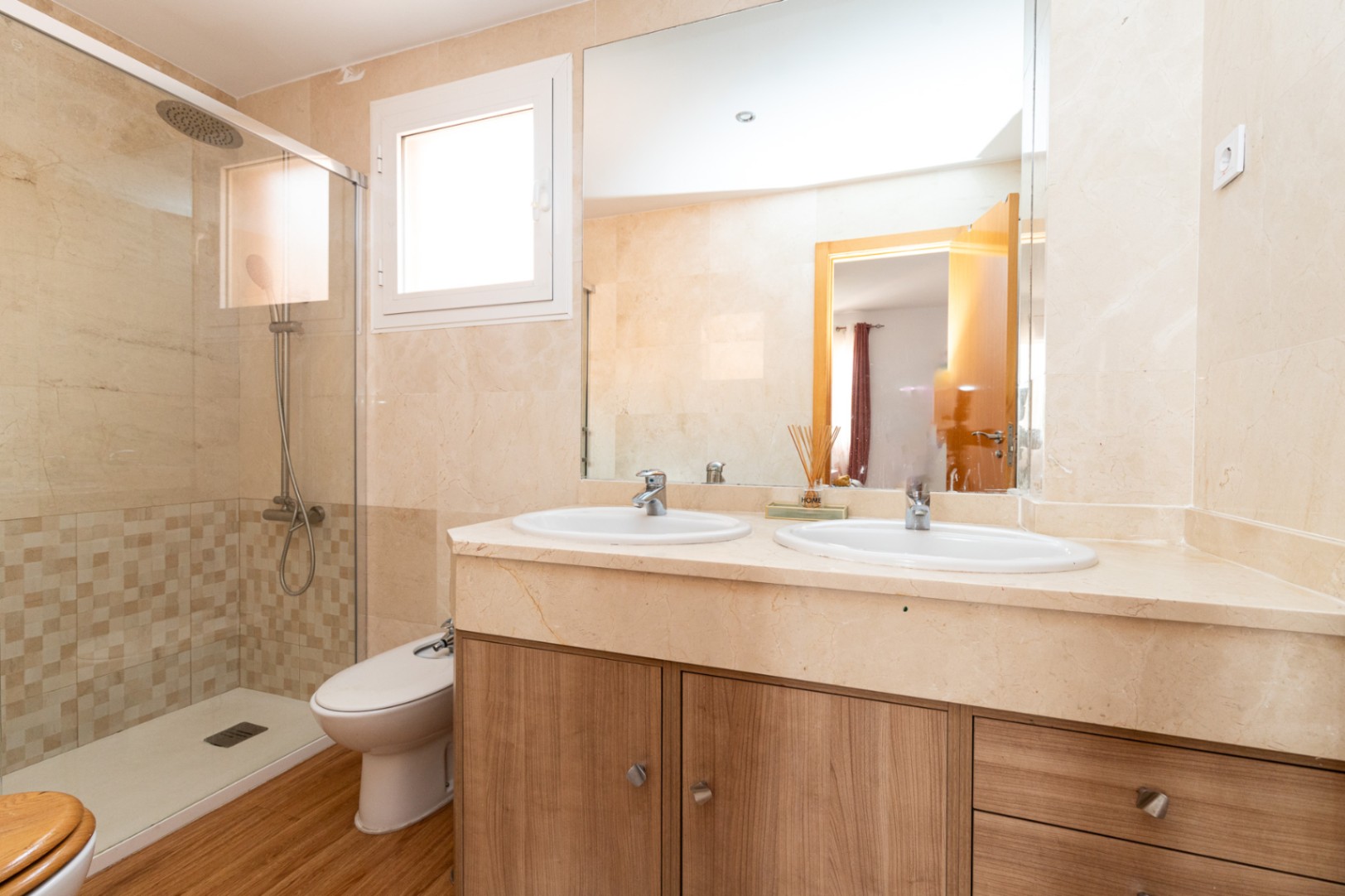 Ático en venta de 3 dormitorios en Marbella con terraza amplia