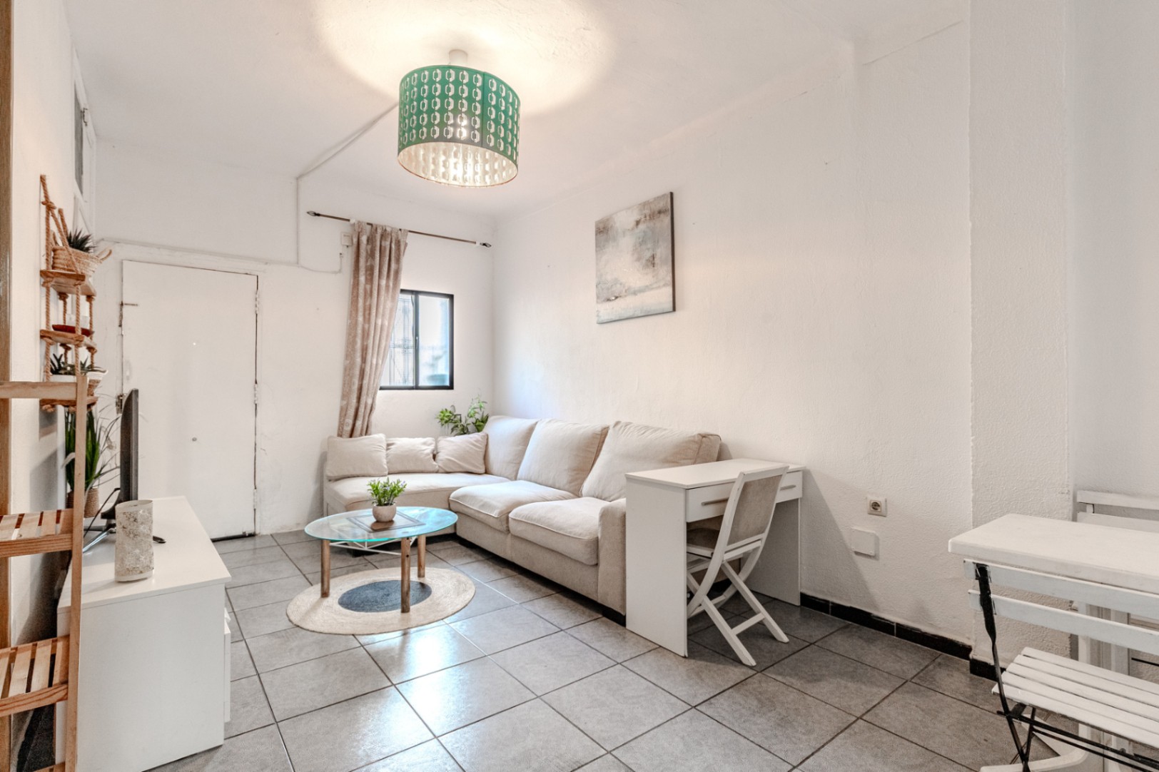 6120 - Oportunidad de adquirir en buena zona este cómodo apartamento ideal para vivir o inversión.