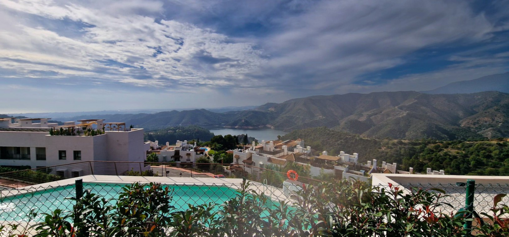 Casa moderna con vistas al lago que enamoran y casi nueva a estrenar!