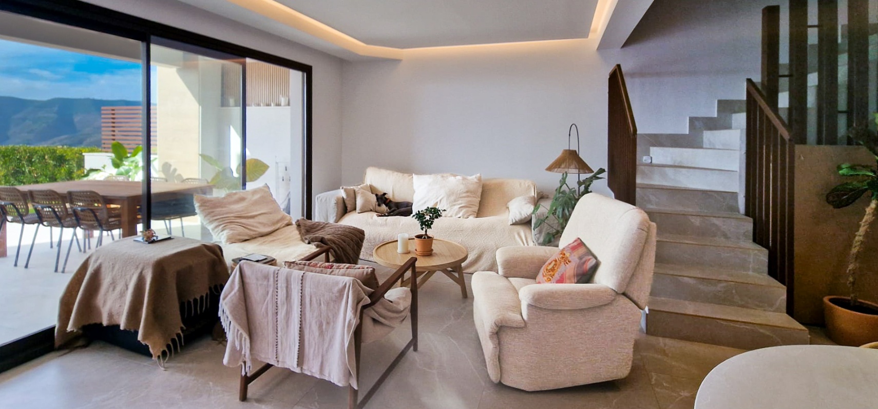 Casa moderna con vistas al lago que enamoran y casi nueva a estrenar!