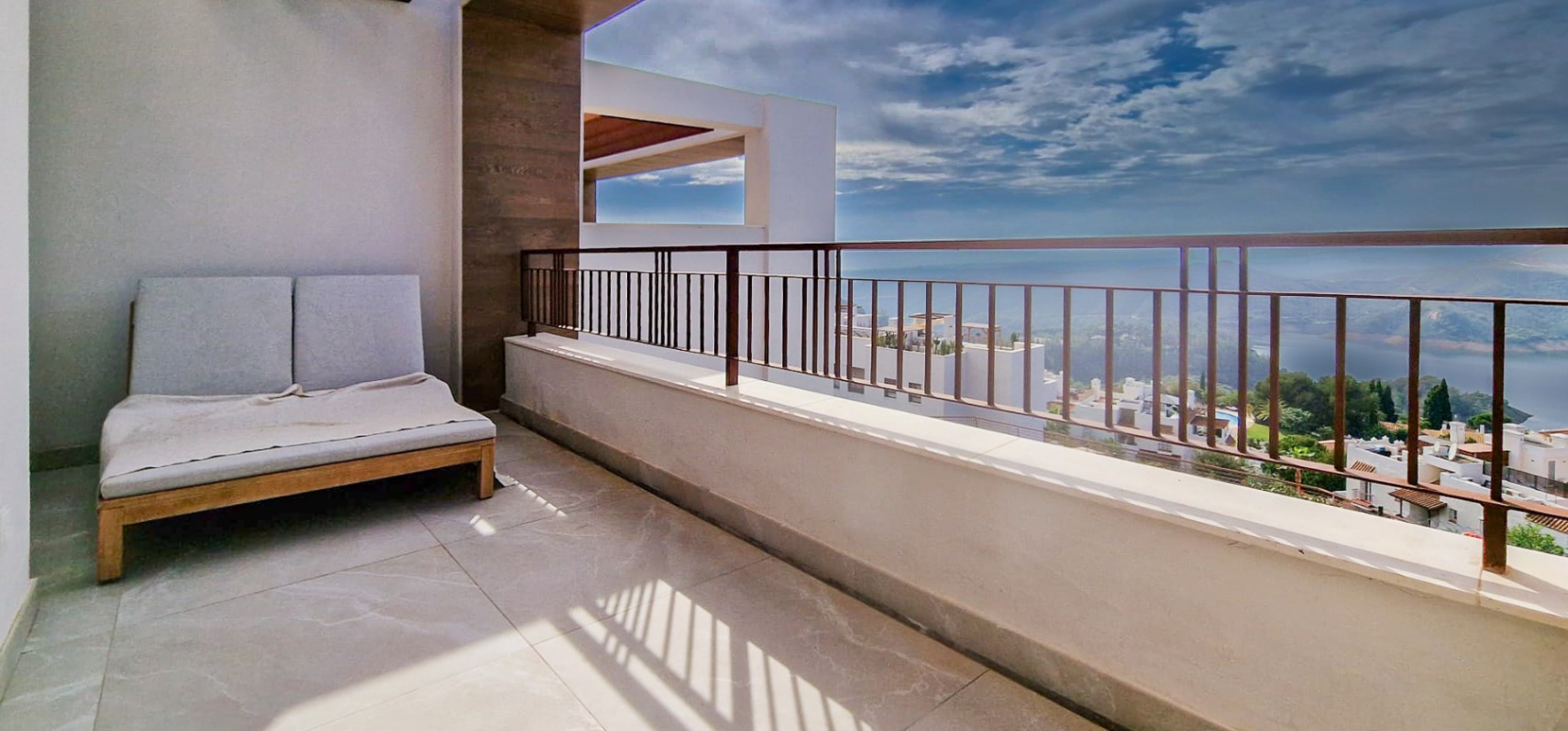 Casa moderna con vistas al lago que enamoran y casi nueva a estrenar!