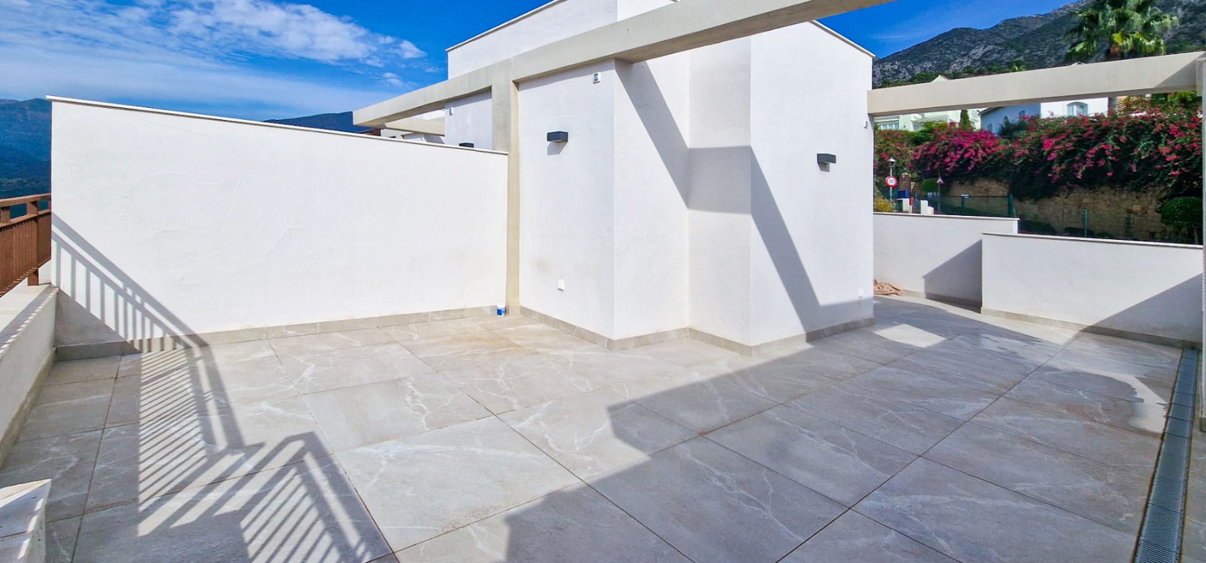 Casa moderna con vistas al lago que enamoran y casi nueva a estrenar!