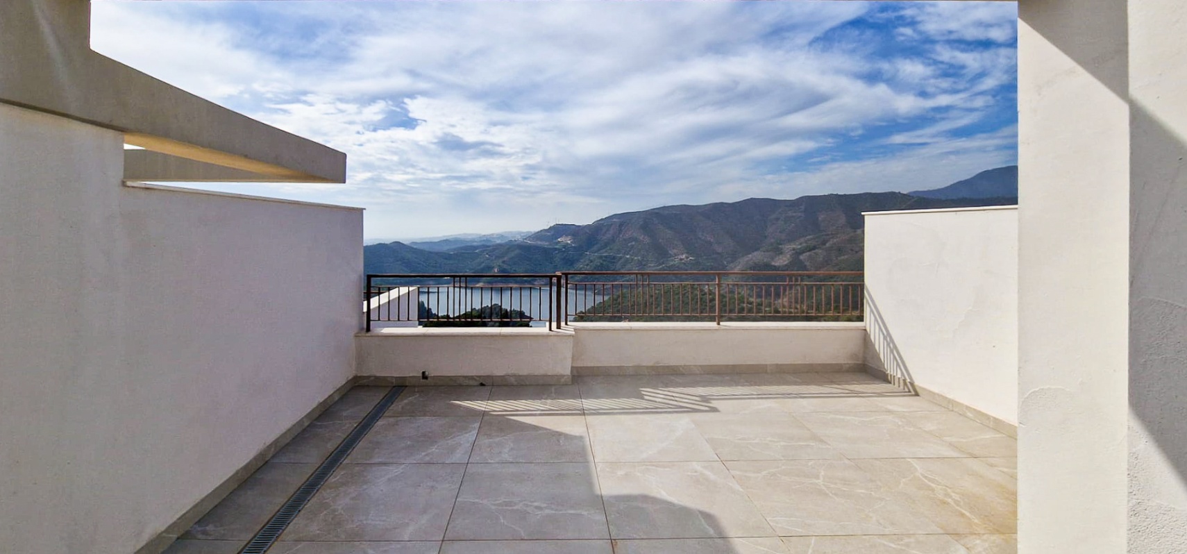 Casa moderna con vistas al lago que enamoran y casi nueva a estrenar!