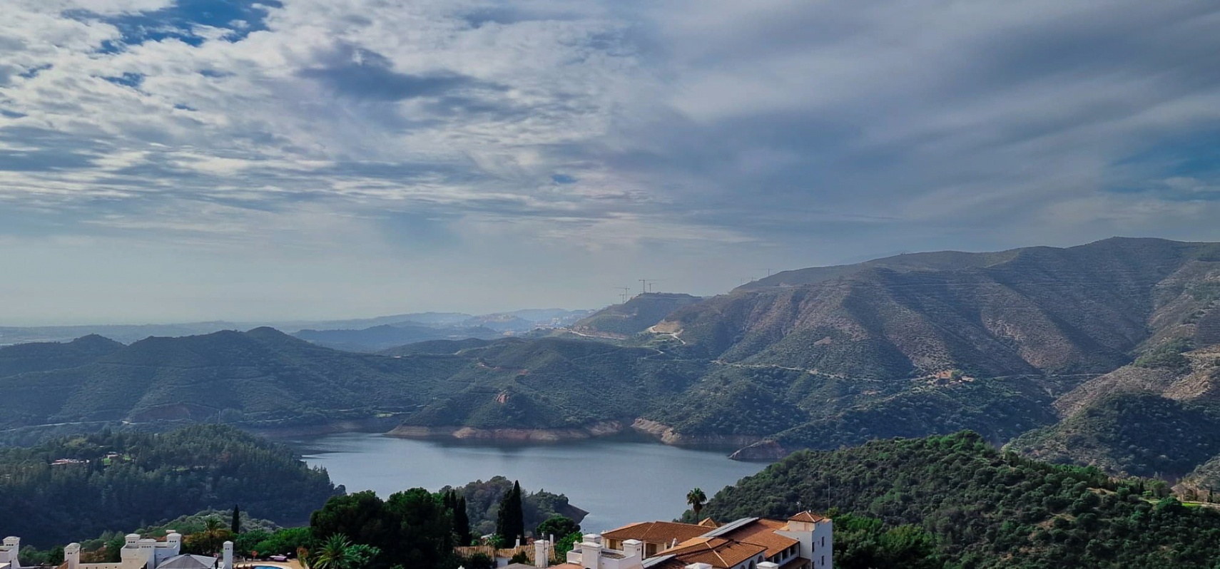 Casa moderna con vistas al lago que enamoran y casi nueva a estrenar!