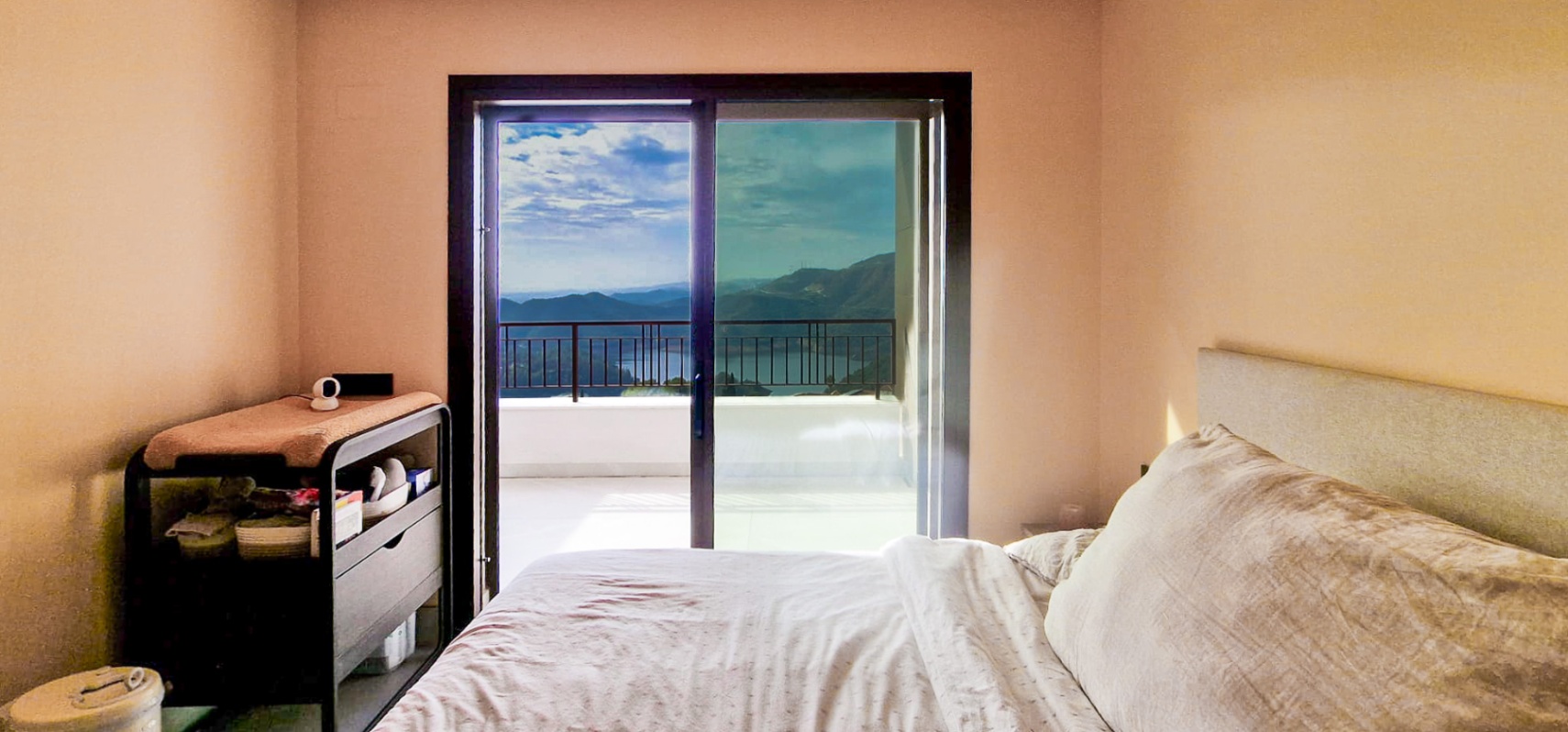 Casa moderna con vistas al lago que enamoran y casi nueva a estrenar!