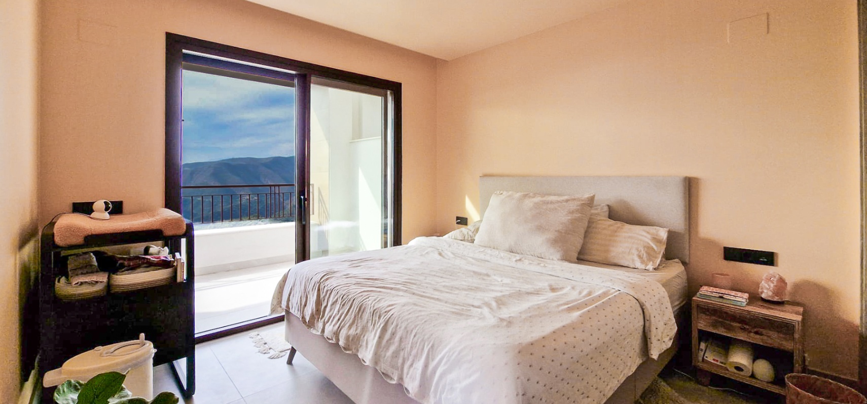 Casa moderna con vistas al lago que enamoran y casi nueva a estrenar!