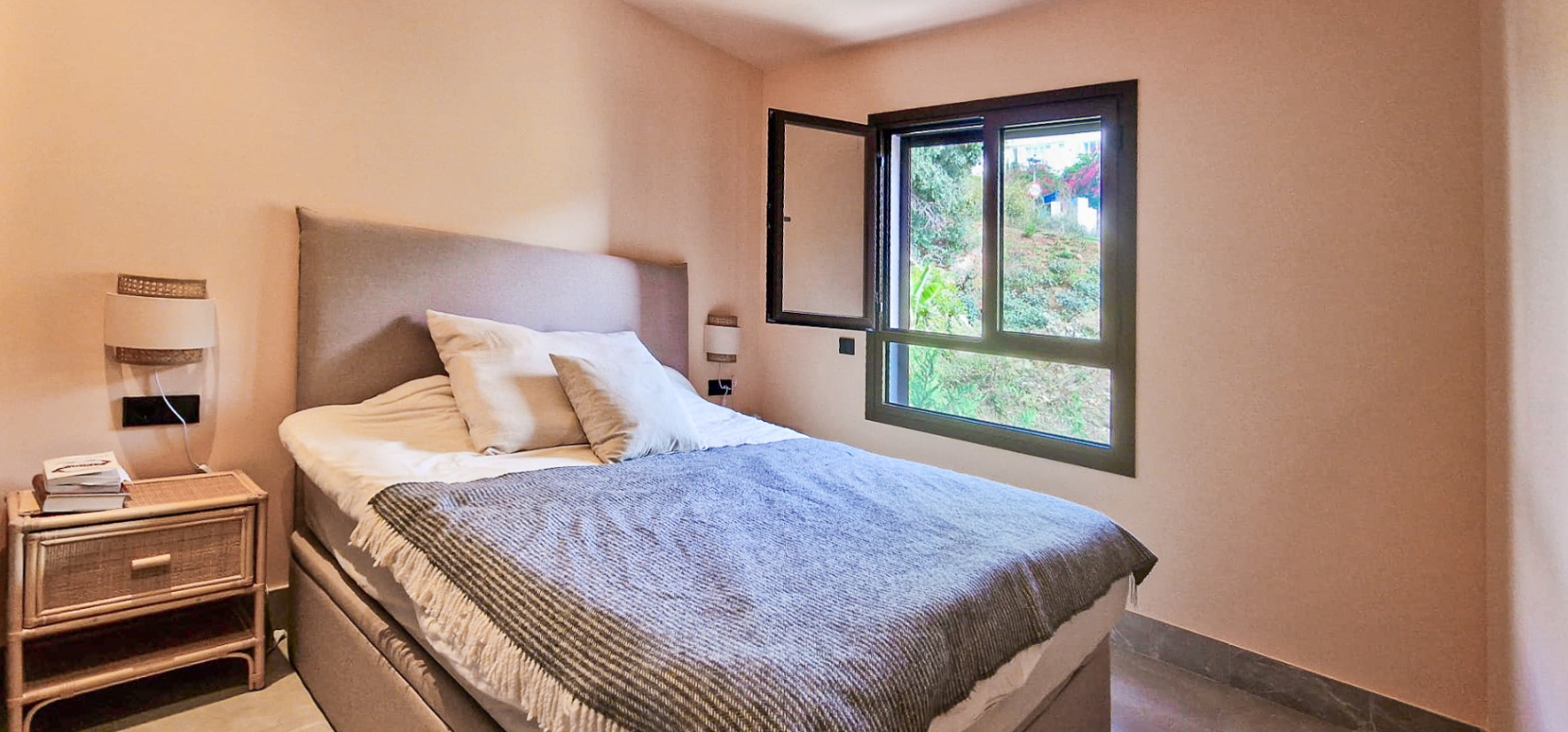 Casa moderna con vistas al lago que enamoran y casi nueva a estrenar!