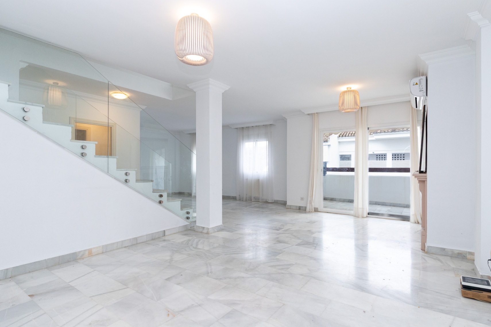 Se alquila este atico duplex a un paseo de la playa de guadalmina