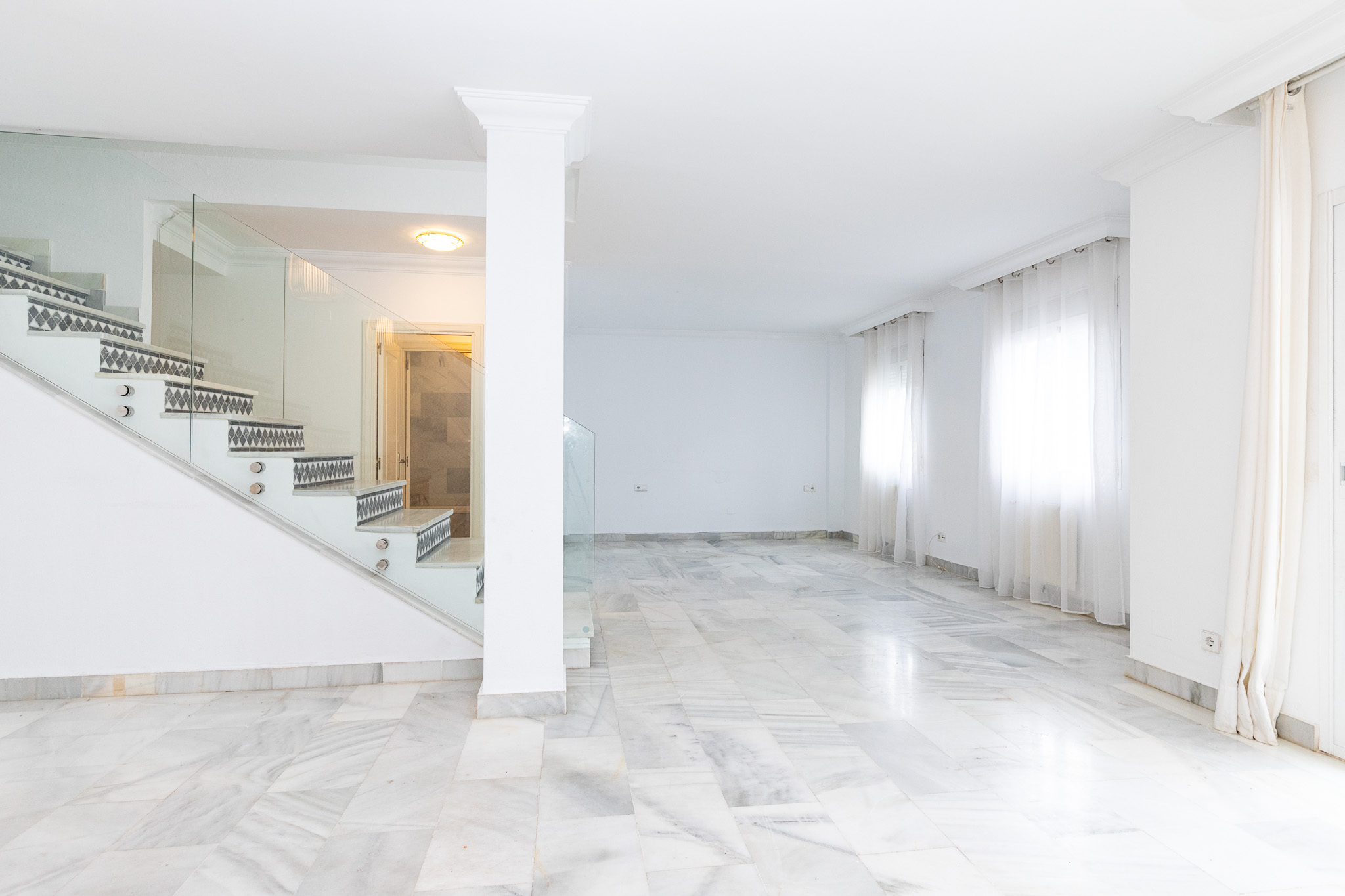 Se alquila este atico duplex a un paseo de la playa de guadalmina