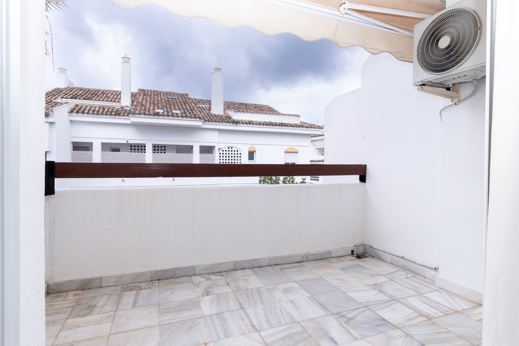 Se alquila este atico duplex a un paseo de la playa de guadalmina