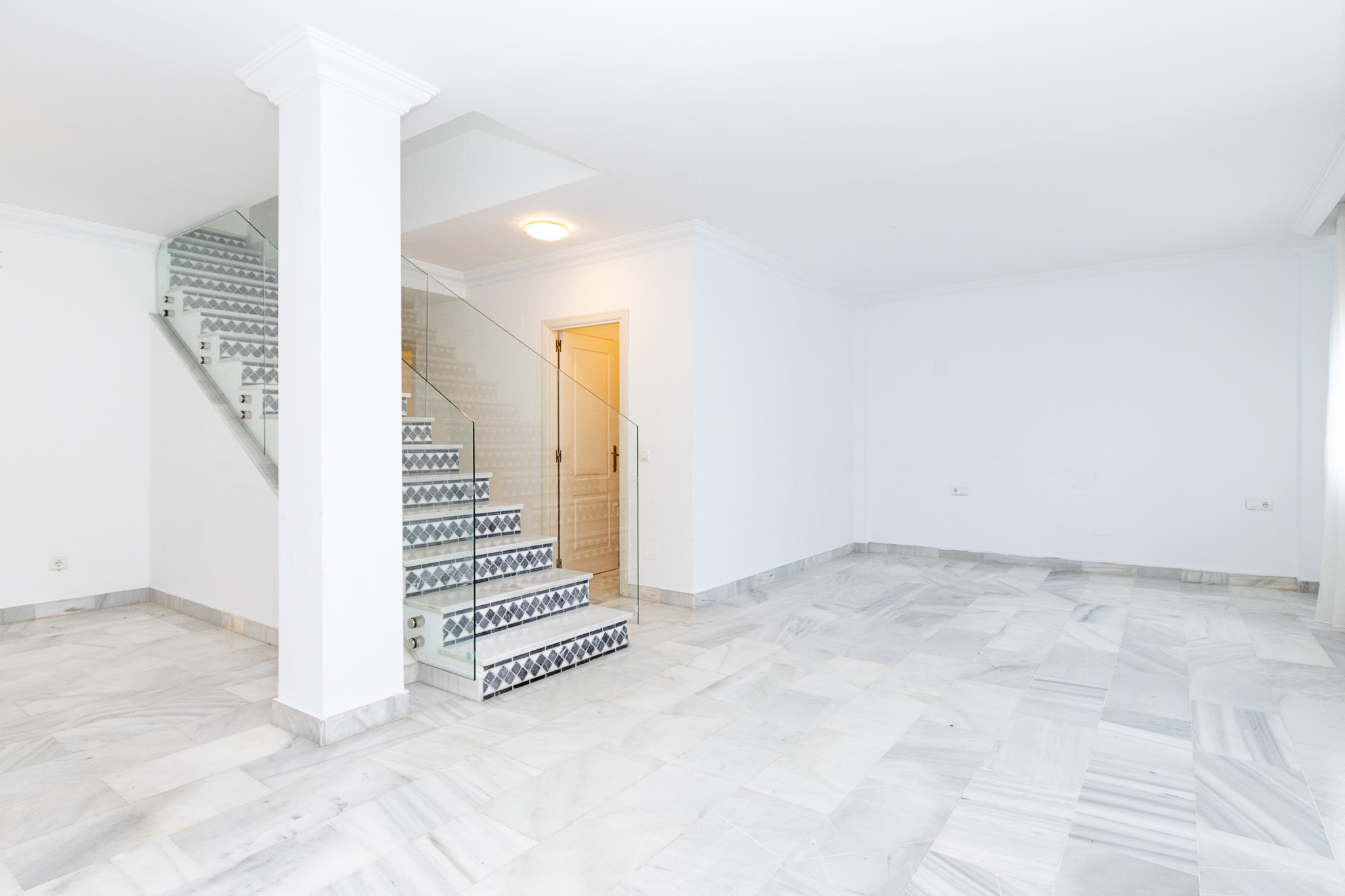 Se alquila este atico duplex a un paseo de la playa de guadalmina