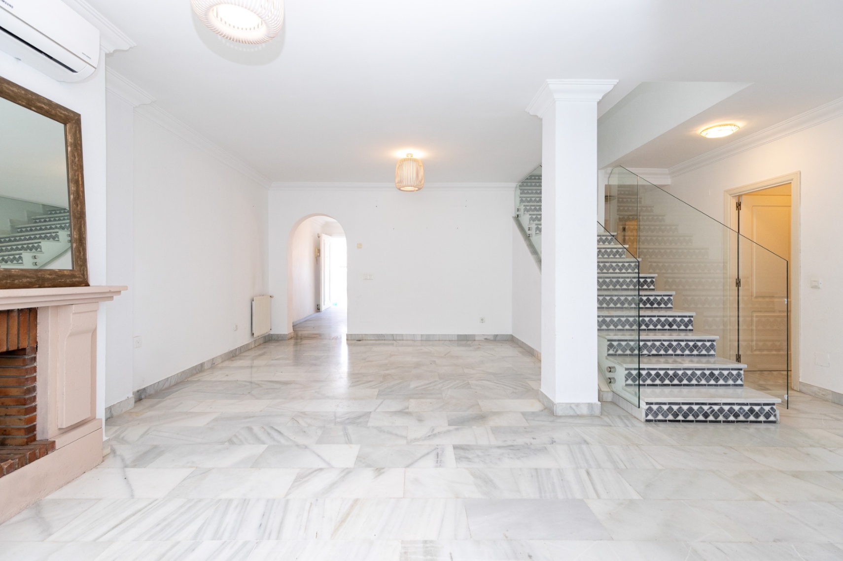 Se alquila este atico duplex a un paseo de la playa de guadalmina