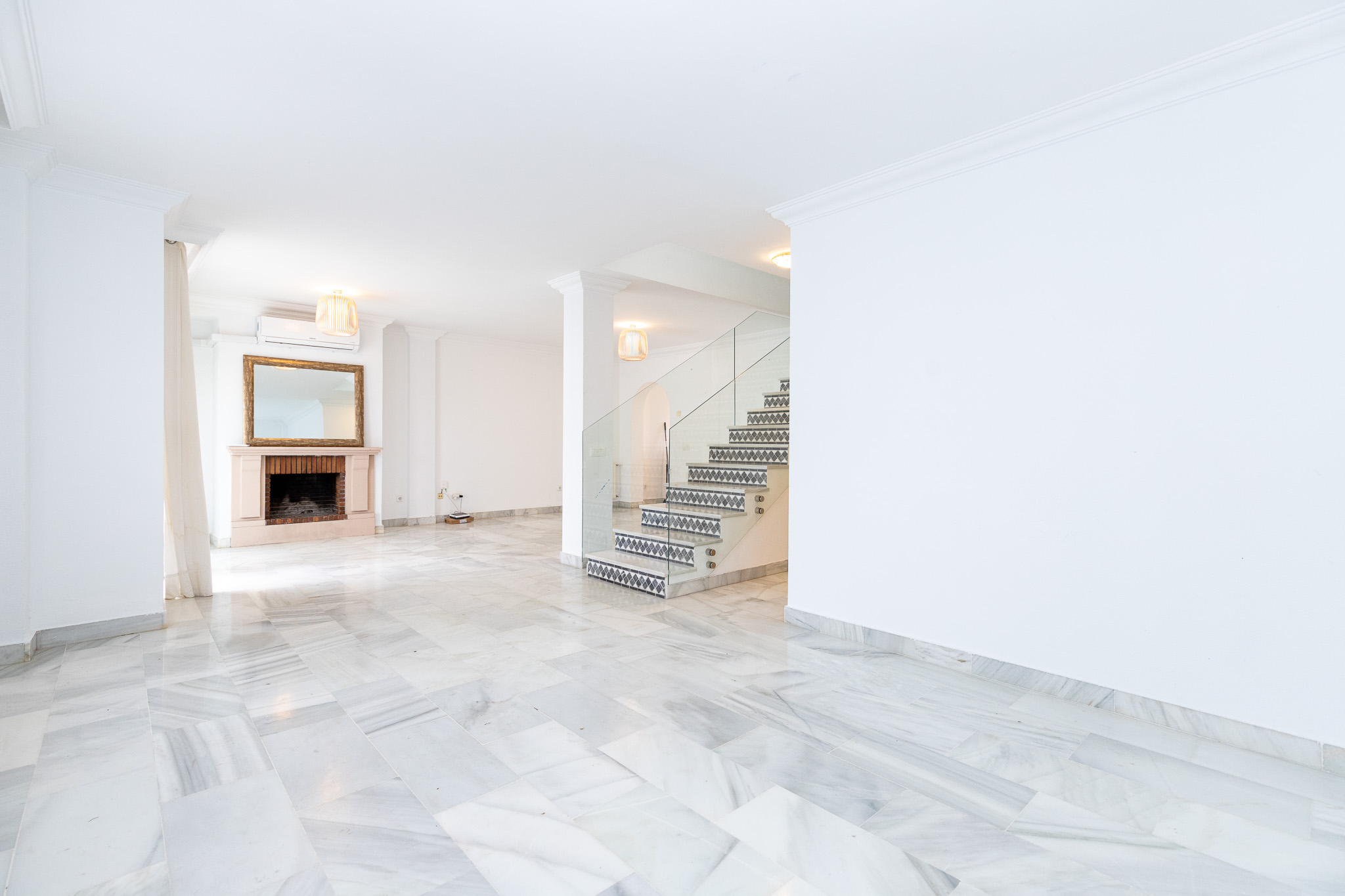 Se alquila este atico duplex a un paseo de la playa de guadalmina