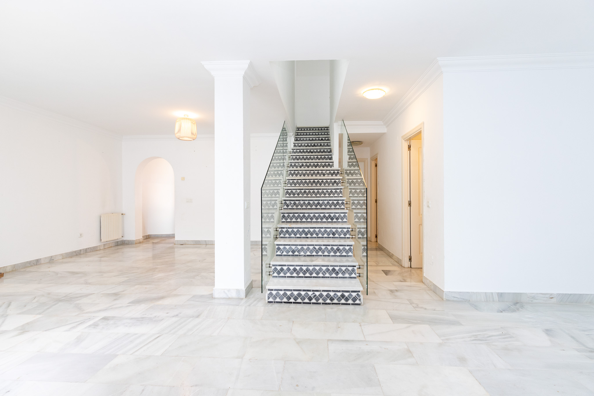 Se alquila este atico duplex a un paseo de la playa de guadalmina