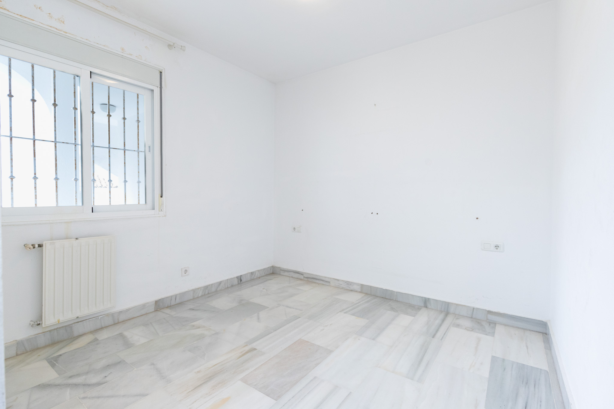 Se alquila este atico duplex a un paseo de la playa de guadalmina