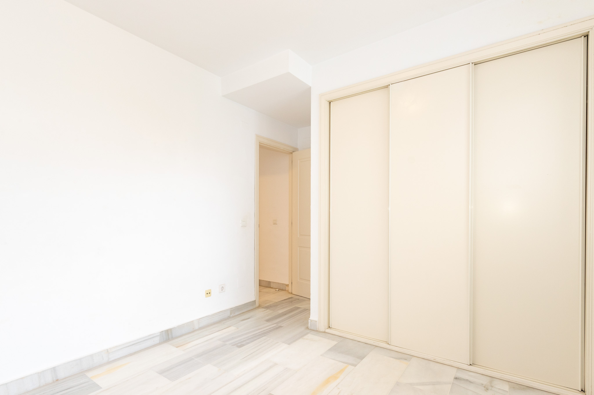 Se alquila este atico duplex a un paseo de la playa de guadalmina