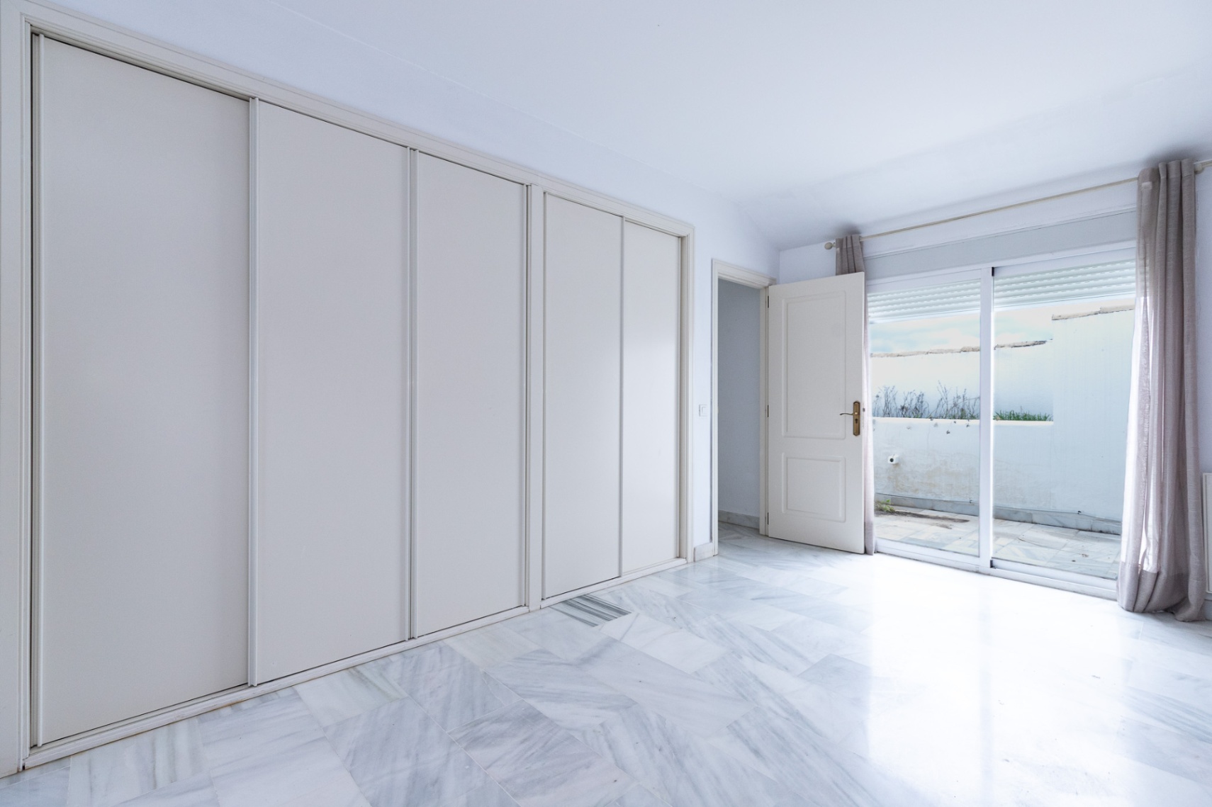 Se alquila este atico duplex a un paseo de la playa de guadalmina