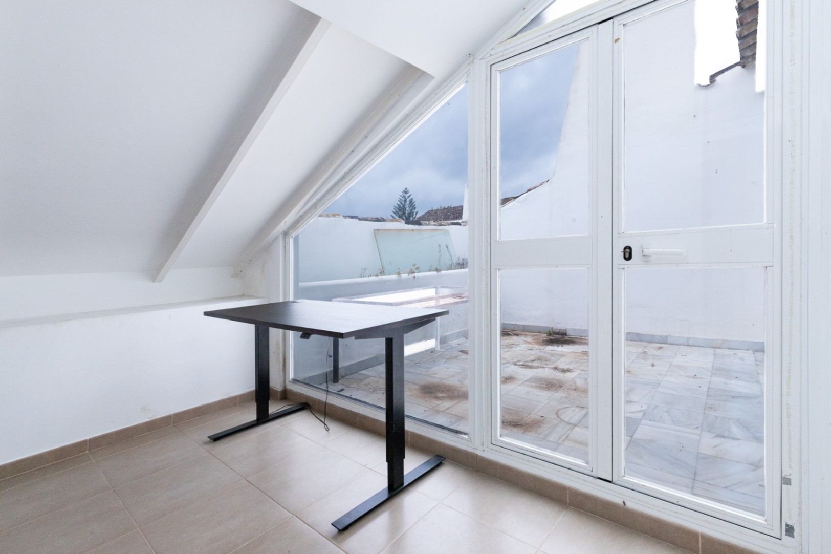 Se alquila este atico duplex a un paseo de la playa de guadalmina