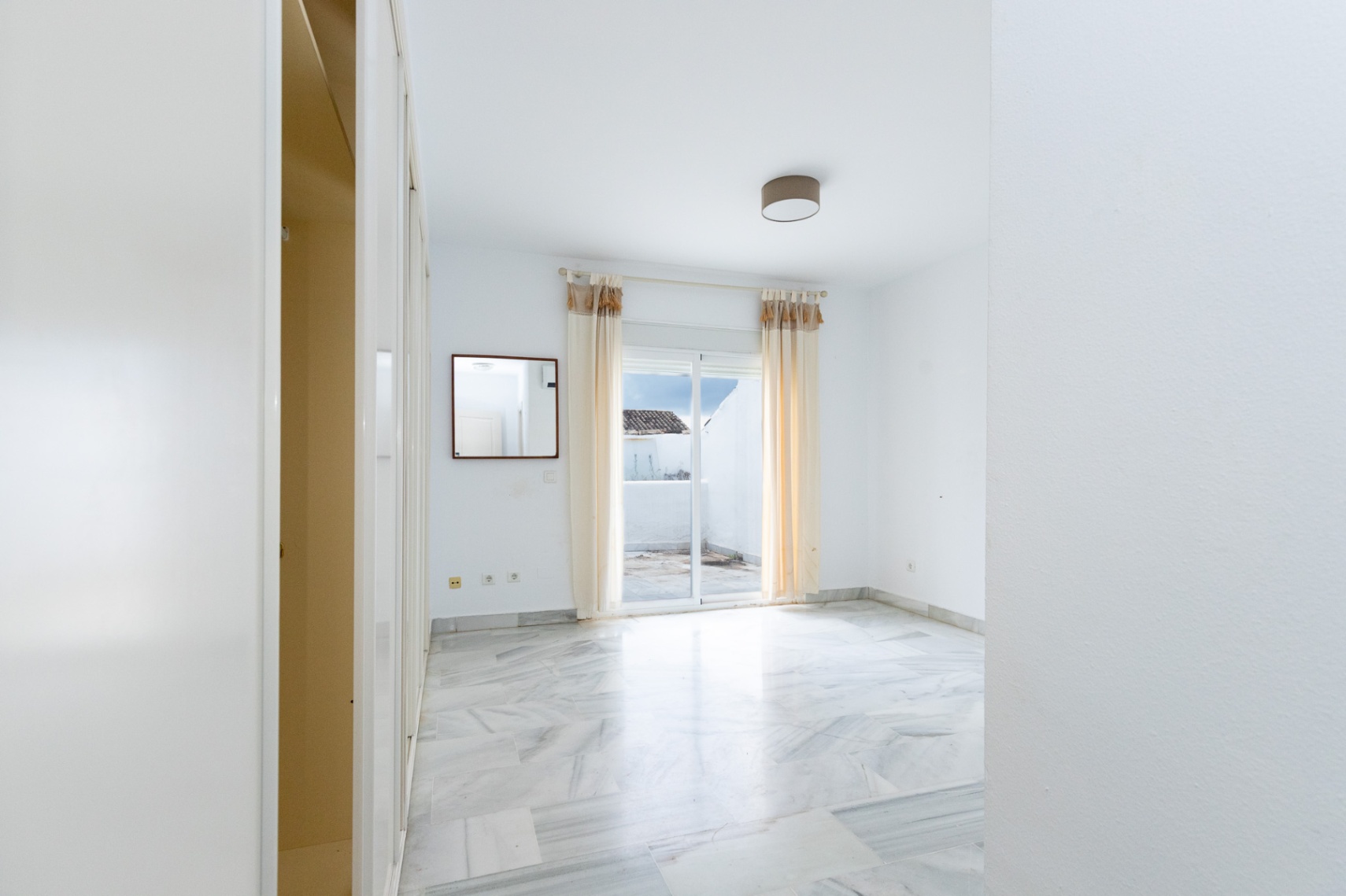 Se alquila este atico duplex a un paseo de la playa de guadalmina