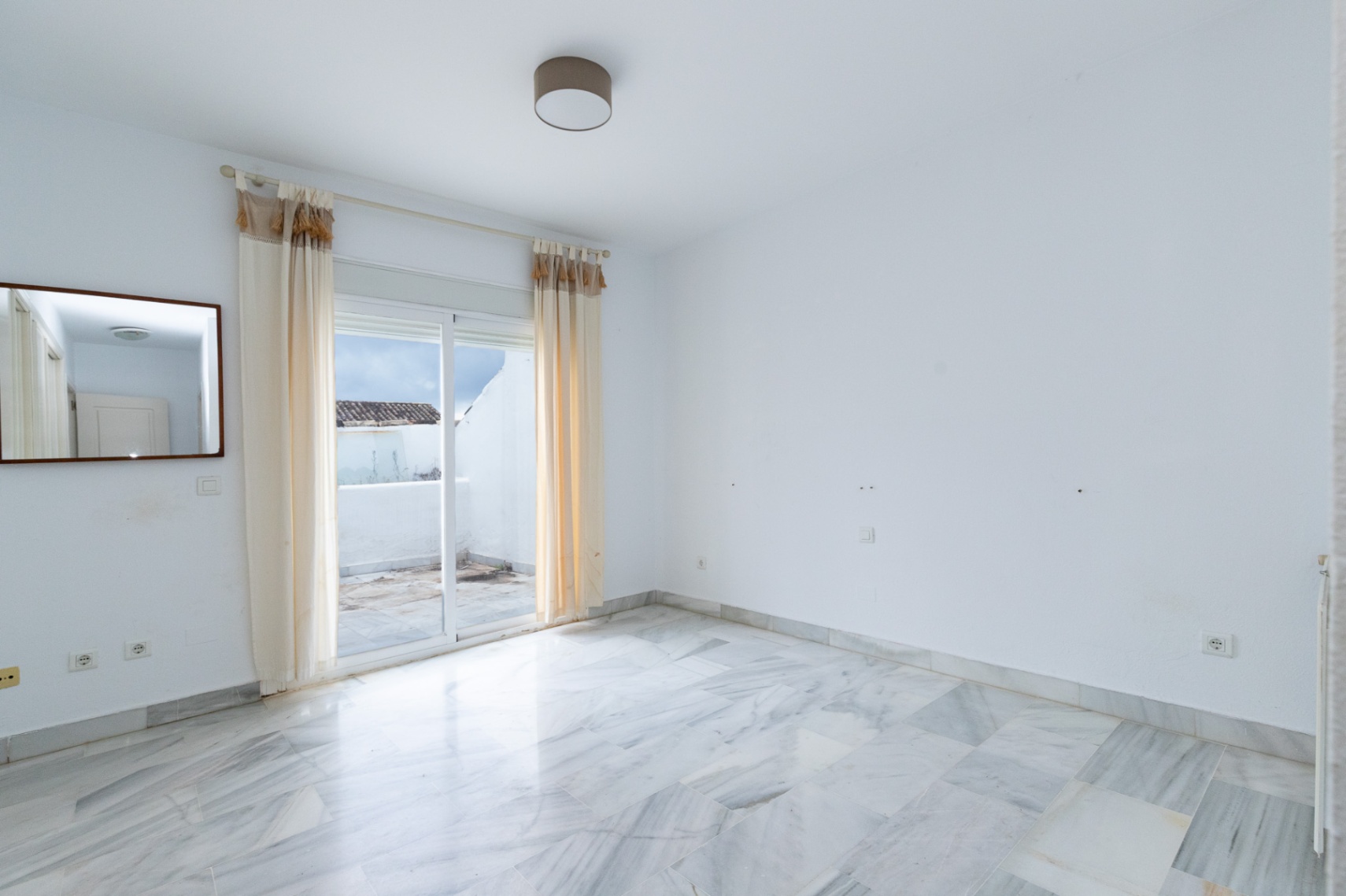 Se alquila este atico duplex a un paseo de la playa de guadalmina