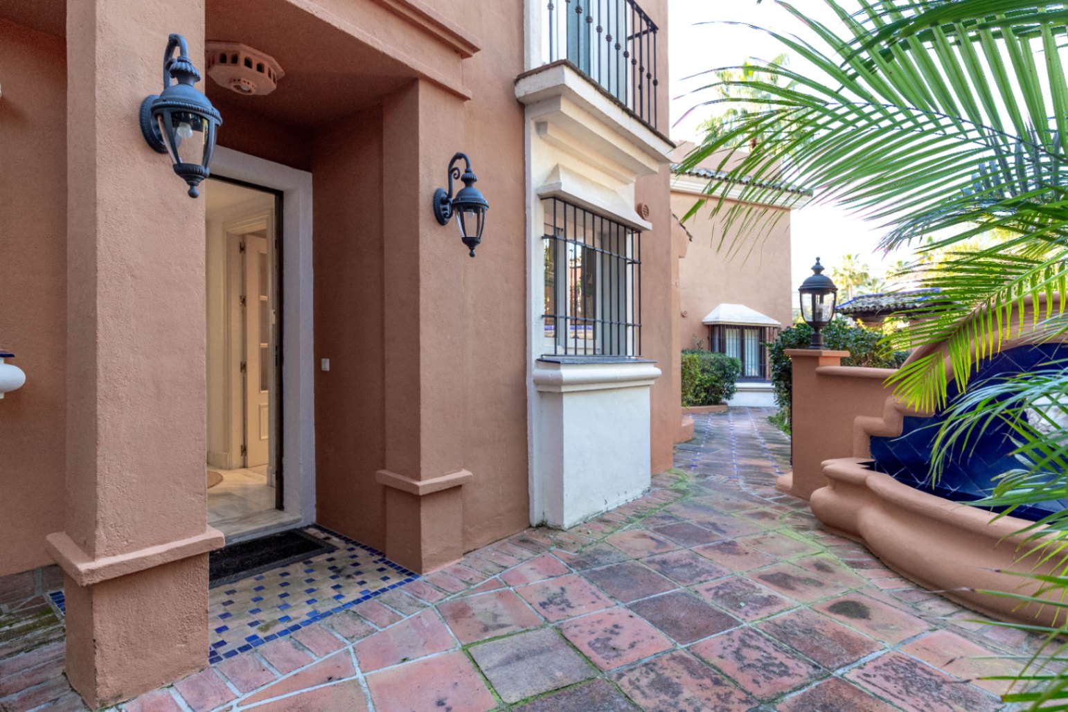 Fantastica casa adosada en esquina y vistas al mar en la prestigiosa zona de bahia de Marbella