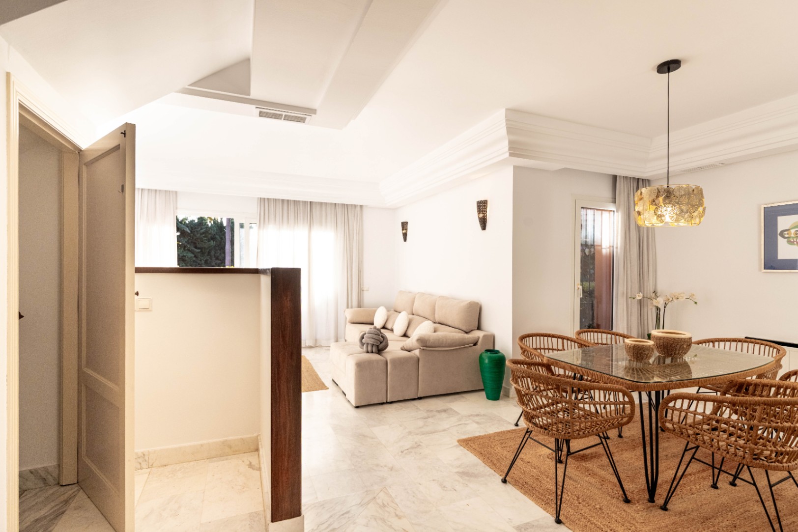 Fantastica casa adosada en esquina y vistas al mar en la prestigiosa zona de bahia de Marbella