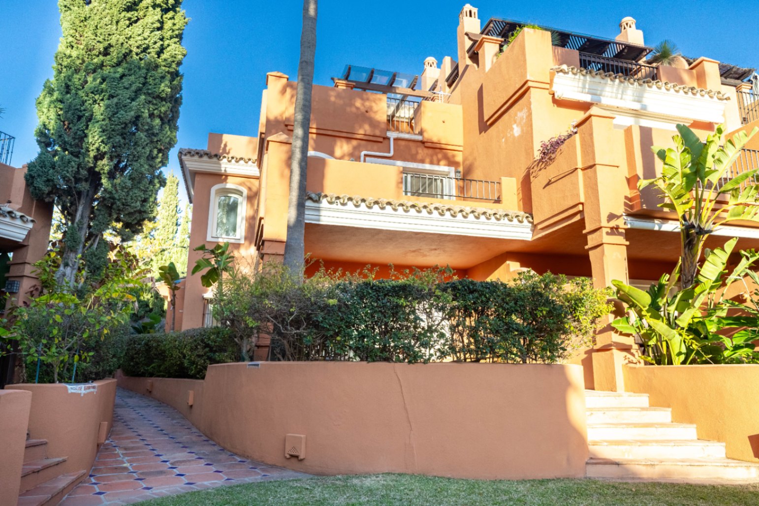 Fantastica casa adosada en esquina y vistas al mar en la prestigiosa zona de bahia de Marbella