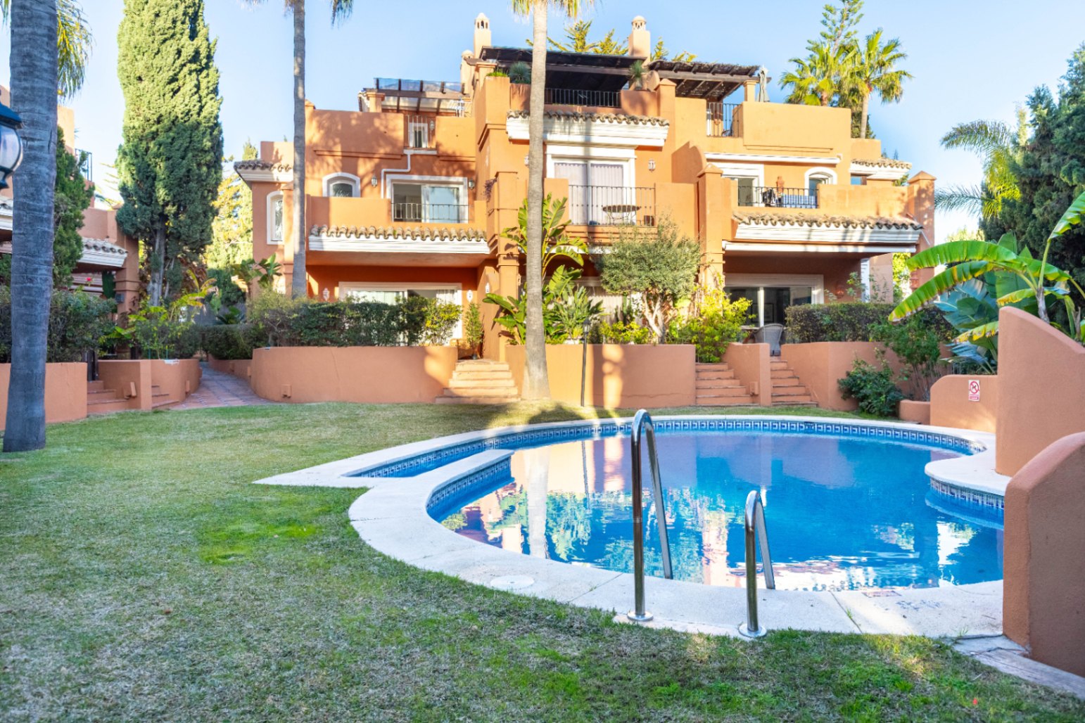 Fantastica casa adosada en esquina y vistas al mar en la prestigiosa zona de bahia de Marbella