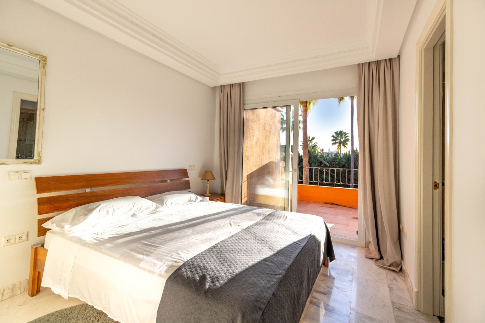 Fantastica casa adosada en esquina y vistas al mar en la prestigiosa zona de bahia de Marbella