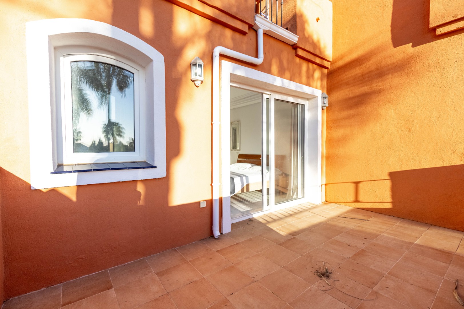 Fantastica casa adosada en esquina y vistas al mar en la prestigiosa zona de bahia de Marbella