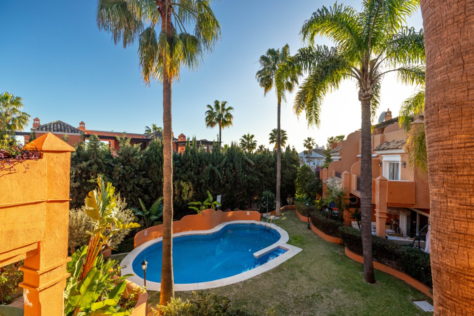 Fantastica casa adosada en esquina y vistas al mar en la prestigiosa zona de bahia de Marbella