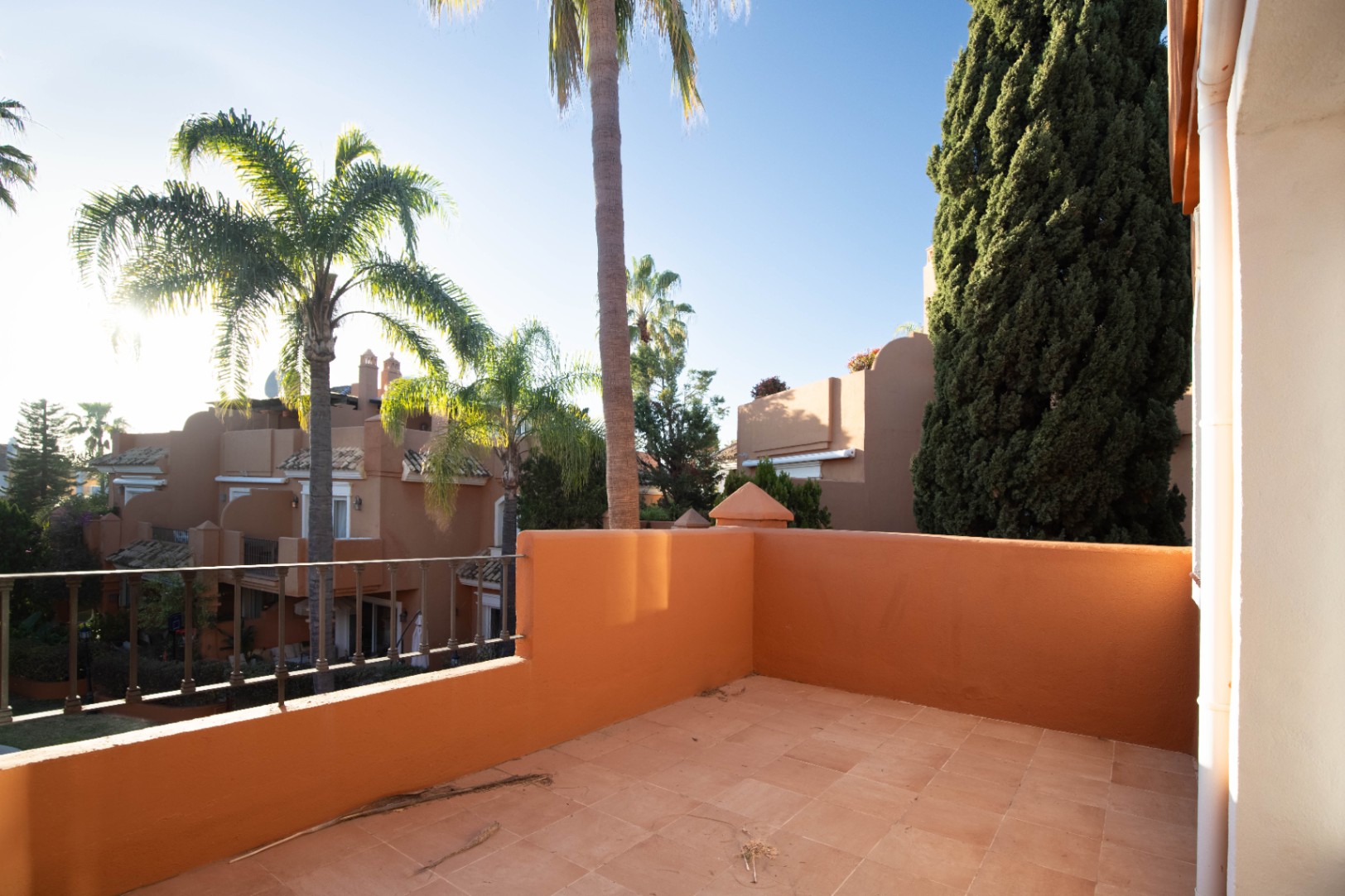 Fantastica casa adosada en esquina y vistas al mar en la prestigiosa zona de bahia de Marbella