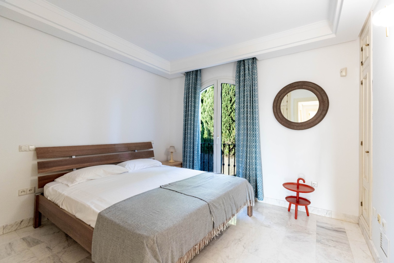 Fantastica casa adosada en esquina y vistas al mar en la prestigiosa zona de bahia de Marbella