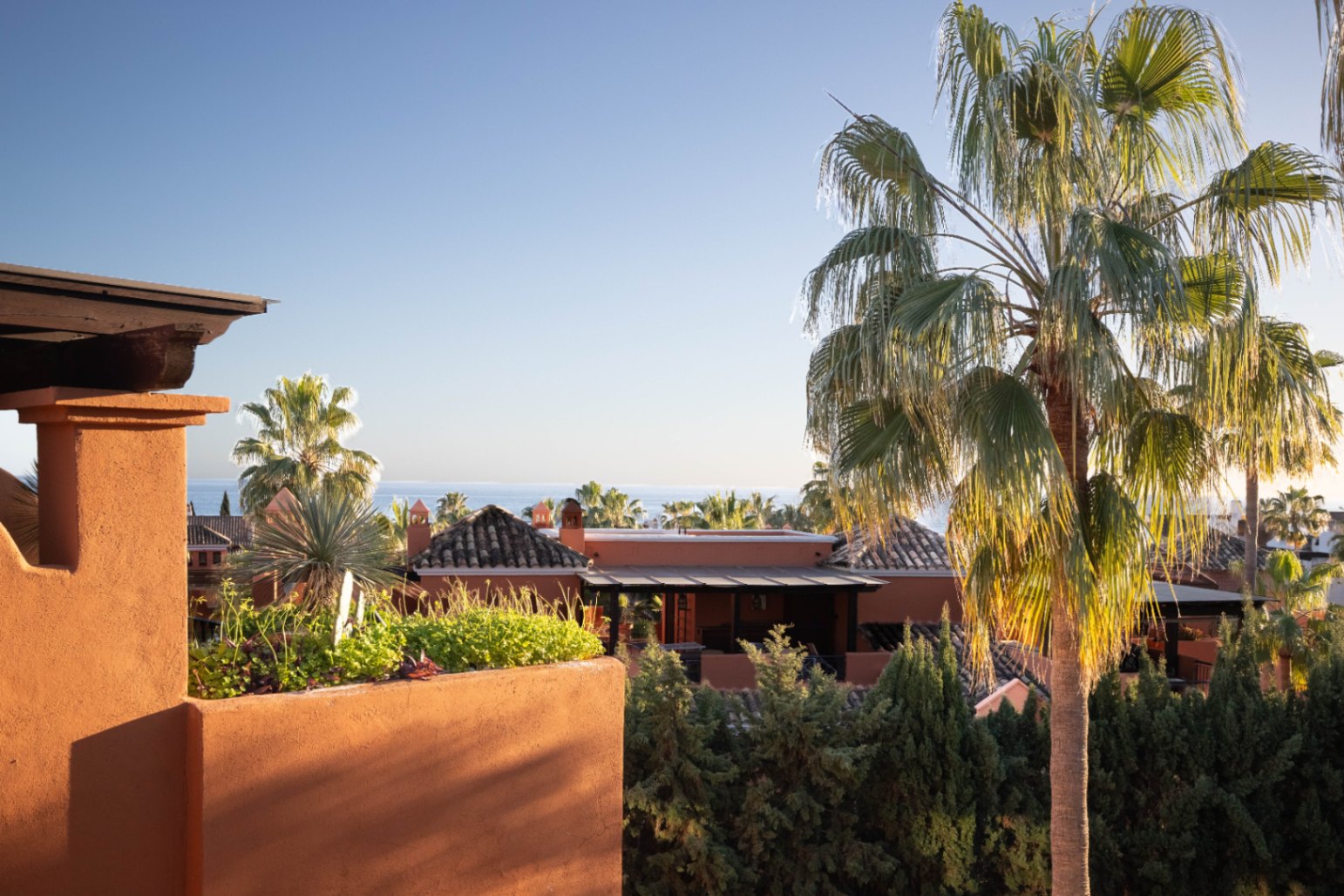 Fantastica casa adosada en esquina y vistas al mar en la prestigiosa zona de bahia de Marbella