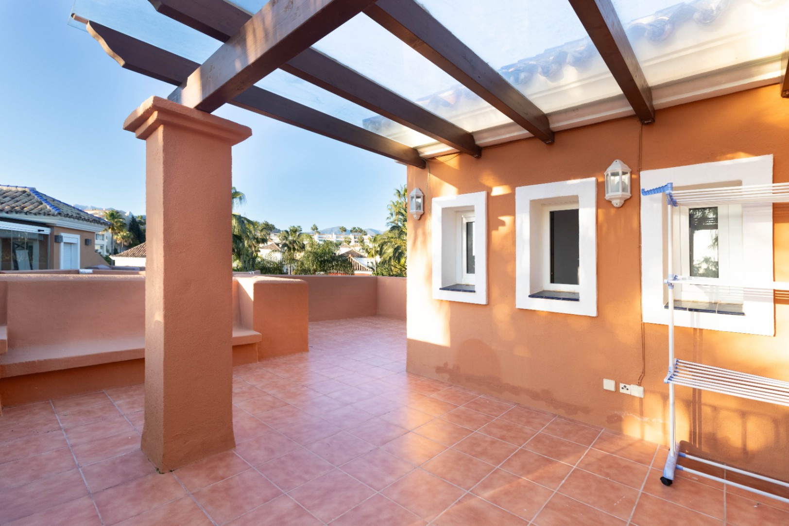 Fantastica casa adosada en esquina y vistas al mar en la prestigiosa zona de bahia de Marbella