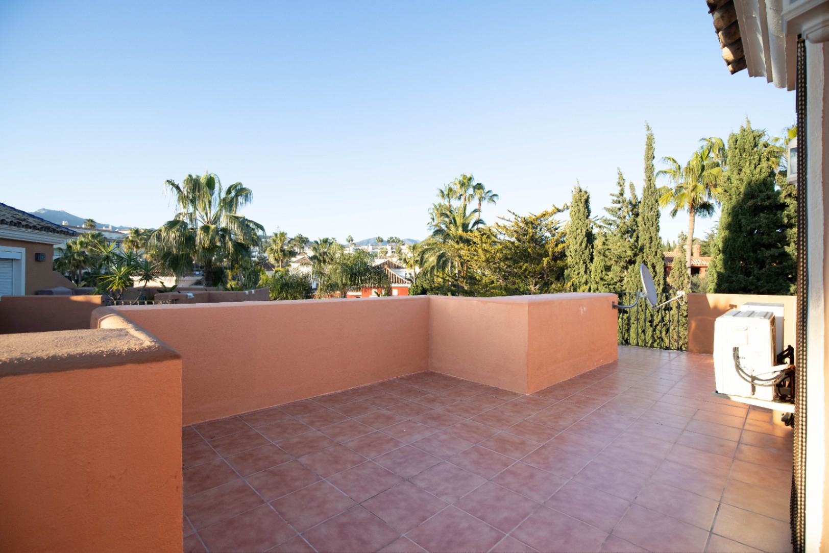Fantastica casa adosada en esquina y vistas al mar en la prestigiosa zona de bahia de Marbella