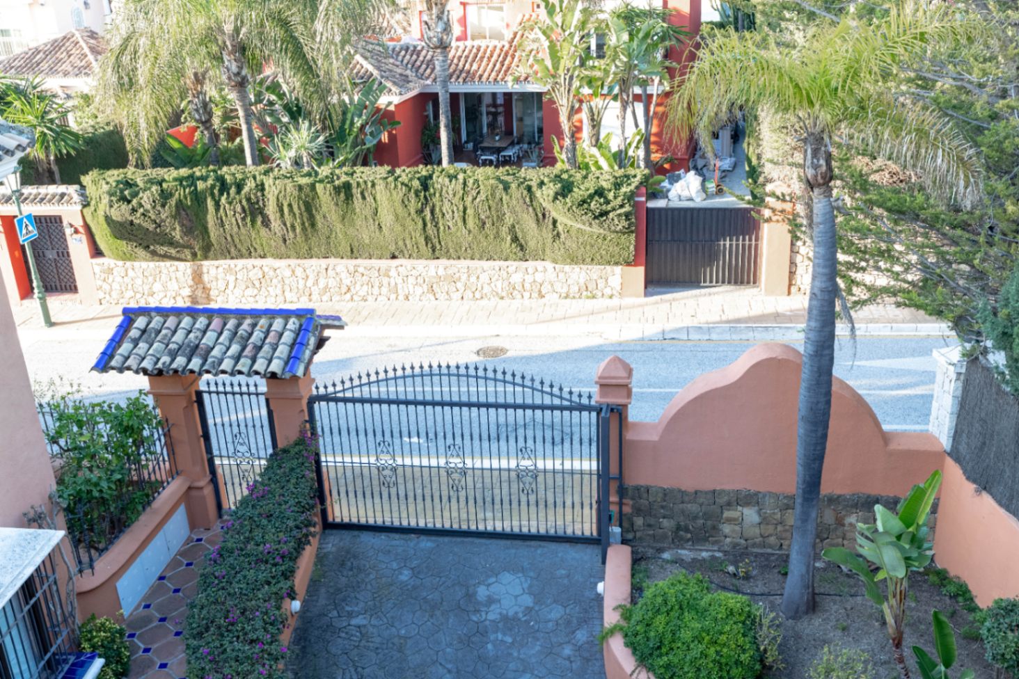 Fantastica casa adosada en esquina y vistas al mar en la prestigiosa zona de bahia de Marbella