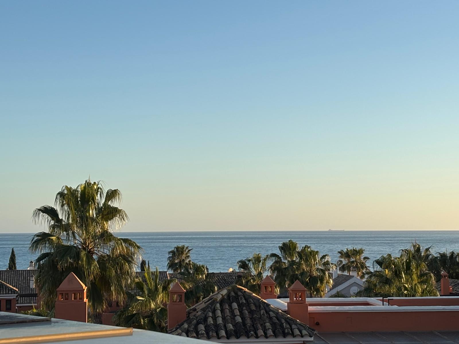 Fantastica casa adosada en esquina y vistas al mar en la prestigiosa zona de bahia de Marbella