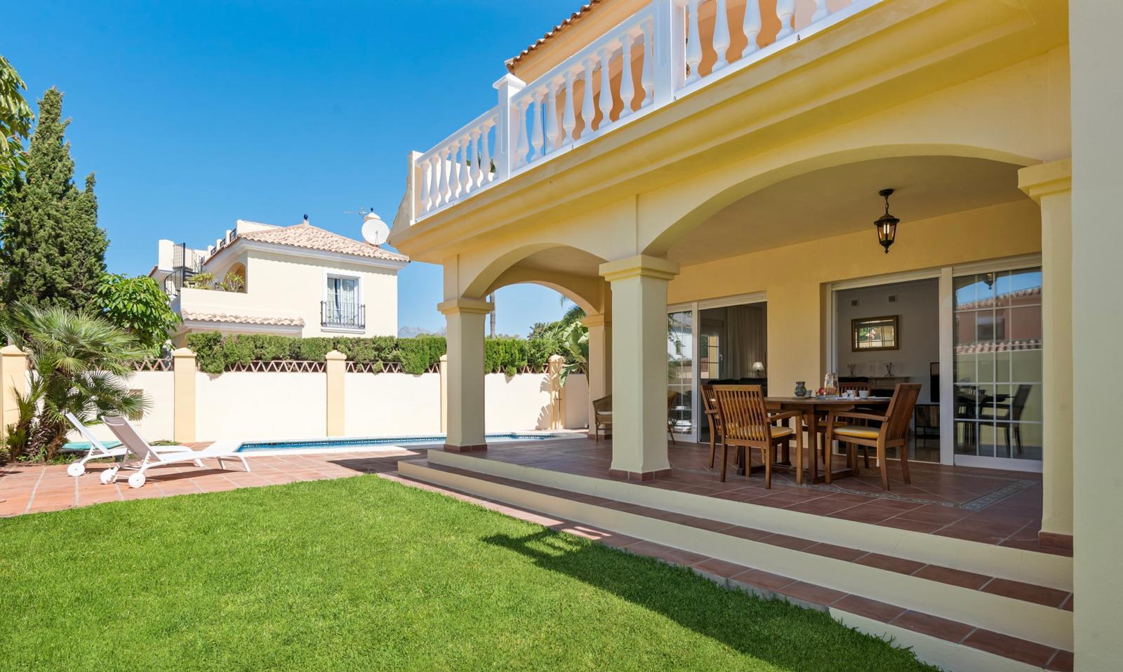 Exclusiva Villa a Pasos del Mar: El Refugio Perfecto en Marbella