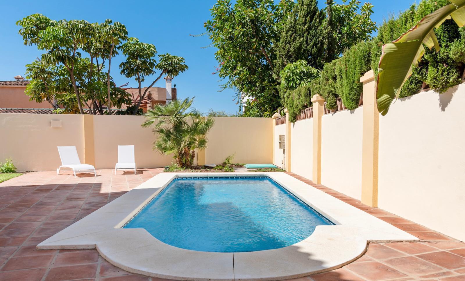 Exclusiva Villa a Pasos del Mar: El Refugio Perfecto en Marbella